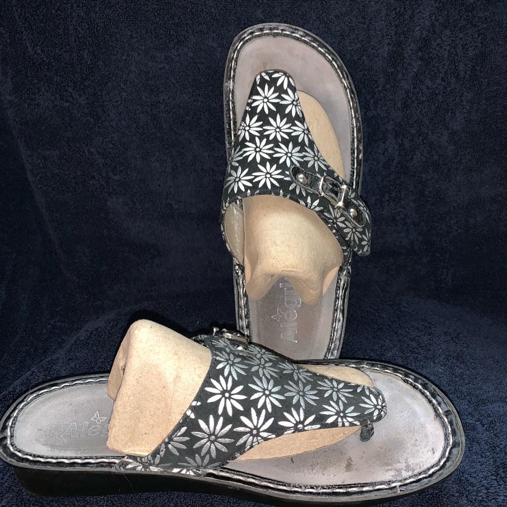 🐾Alegria Black and White sandals